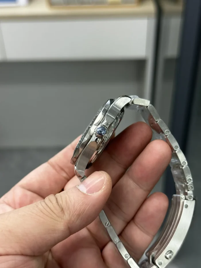 Bracelet looped in hand, crown side of the case
