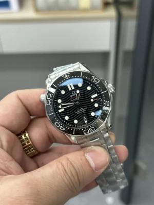 Omega Seamaster Diver 300M 210.30.42.20.01.001 in hand, date at 6