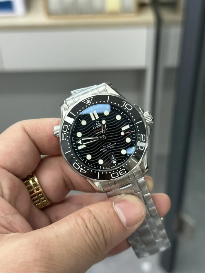 Omega Seamaster Diver 300M 210.30.42.20.01.001 in hand, date at 6