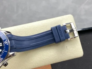 Pin buckle with the Omega symbol, keepers marked OMEGA and Seamaster on the blue rubber strap