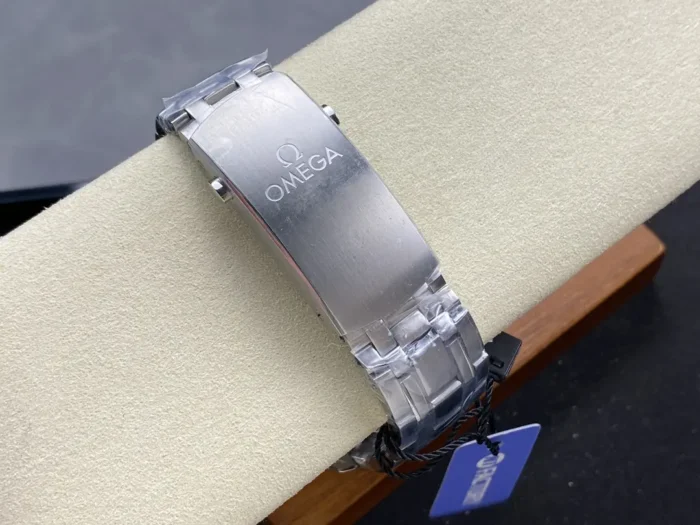 Folding clasp signed Omega, bracelet still in protective film
