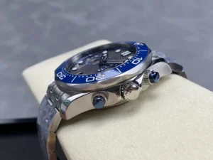 Crown side with the crown and two pushers, blue accents