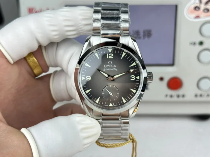 Omega Seamaster Railmaster 235.12.38.20.13.001 in finger cots