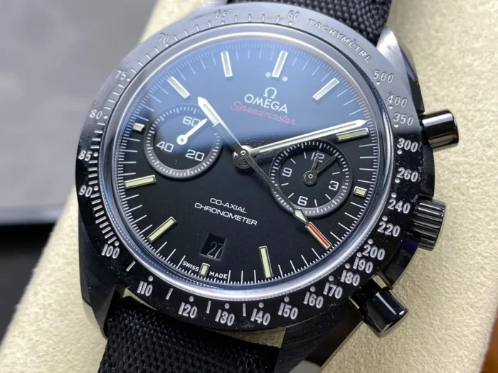 Dial turned to the right, white hands over the black dial