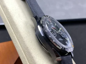 Left flank of the black case, crystal and bezel edge