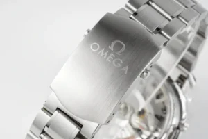Brushed clasp with the Omega logo on the link bracelet