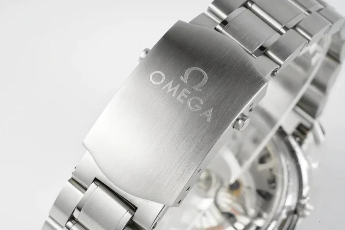 Brushed clasp with the Omega logo on the link bracelet