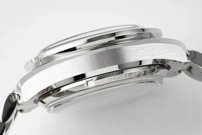 Left side of the case with engraving on the caseback rim