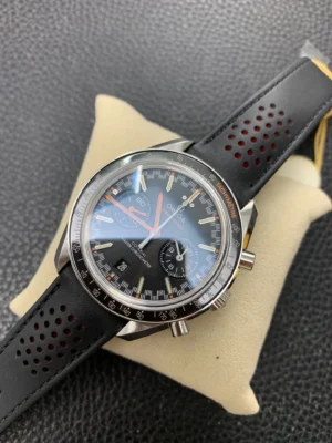 Angled view of the dial and the date window at 6