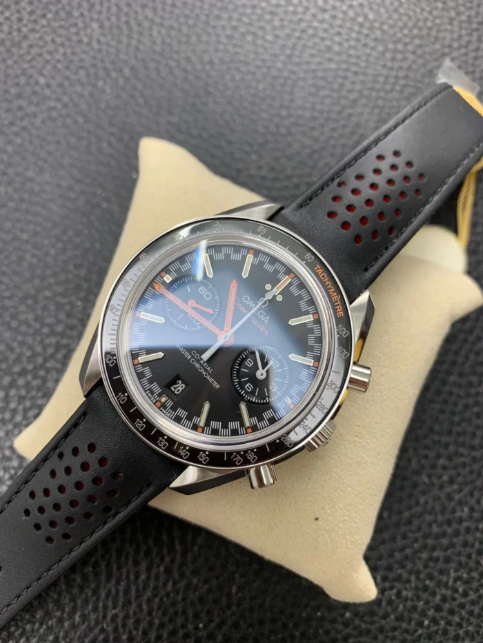 Angled view of the dial and the date window at 6