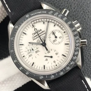 Close-up of the white dial and the sleeping Snoopy in the left counter