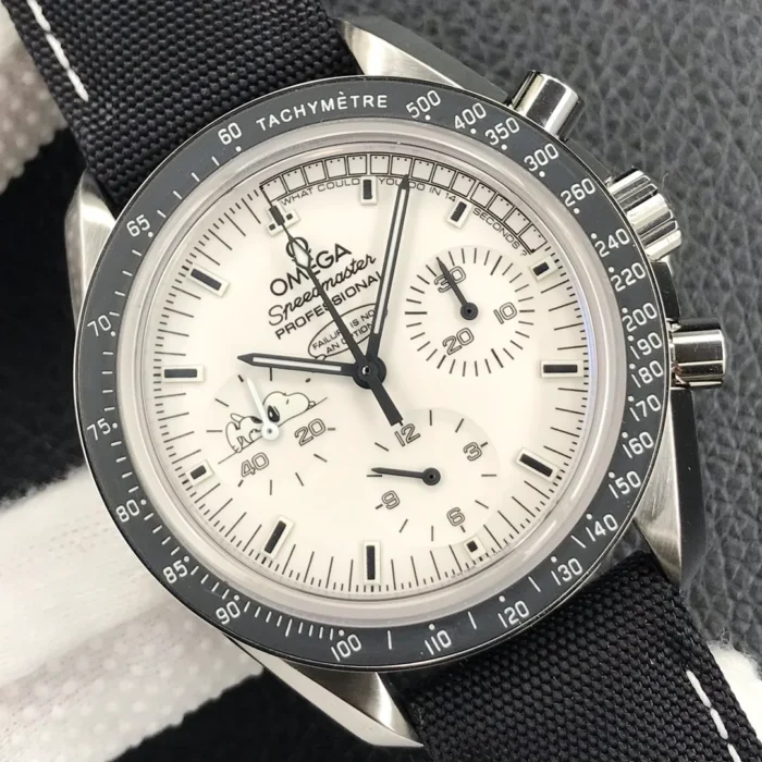 Close-up of the white dial and the sleeping Snoopy in the left counter