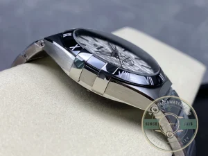 Dial macro showing grey applied hour indices