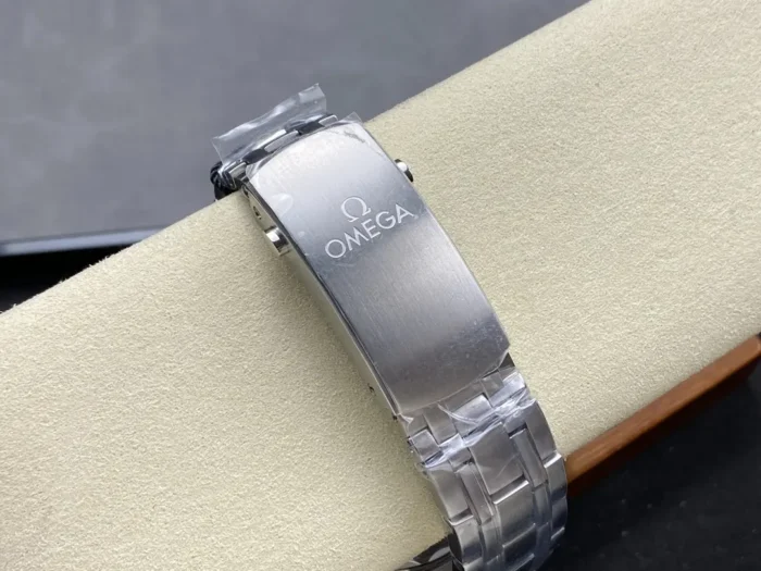 Seamaster 44mm case side profile with crown detail
