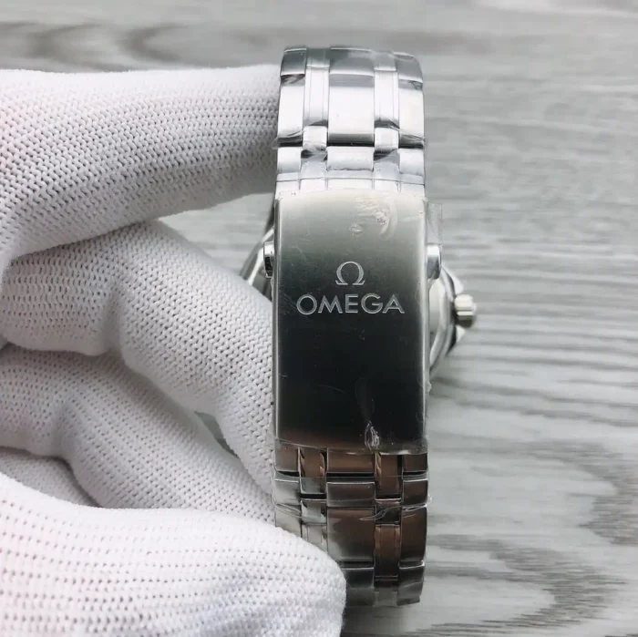 Rubber strap detail with clasp