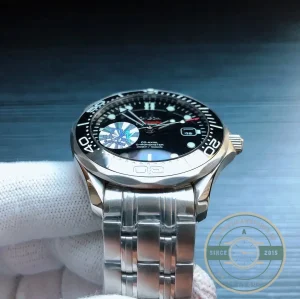 Rubber strap detail with clasp