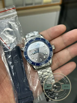 Dial macro showing grey applied hour indices