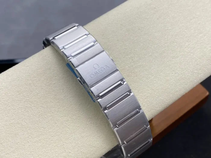 Constellation 41mm case side profile with crown detail