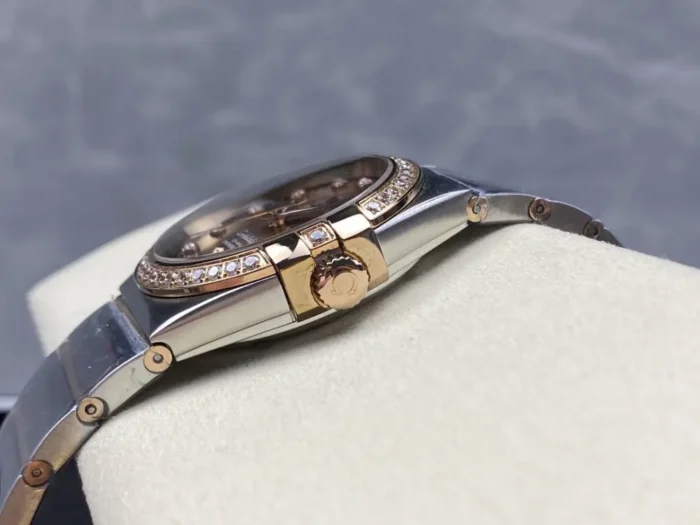 Dial macro showing brown applied hour indices