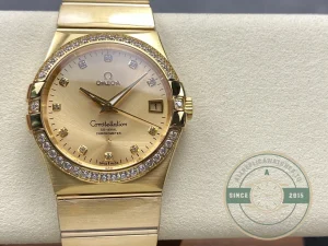 Dial macro showing gold applied hour indices