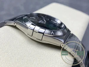 Dial macro showing grey applied hour indices