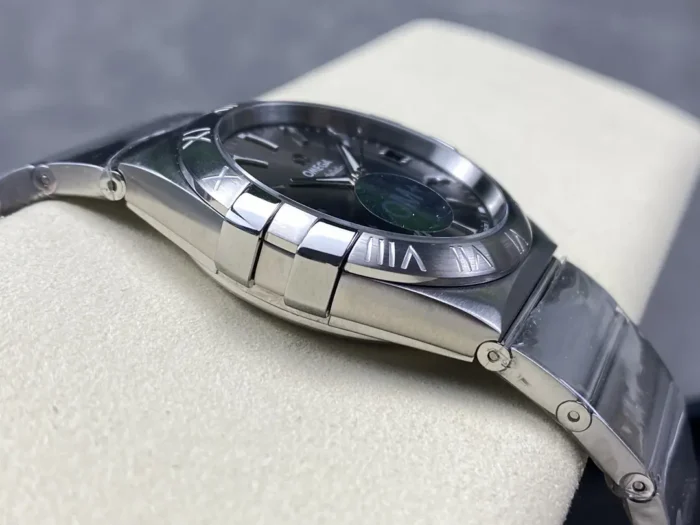 Dial macro showing grey applied hour indices