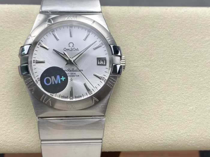 Dial macro showing silver applied hour indices