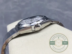 Dial macro showing silver applied hour indices