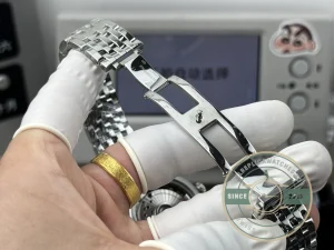 Dial macro showing white applied hour indices