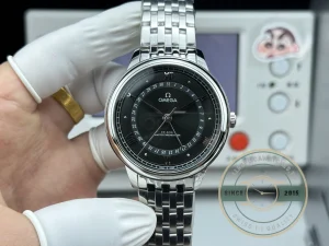 Dial macro showing black applied hour indices