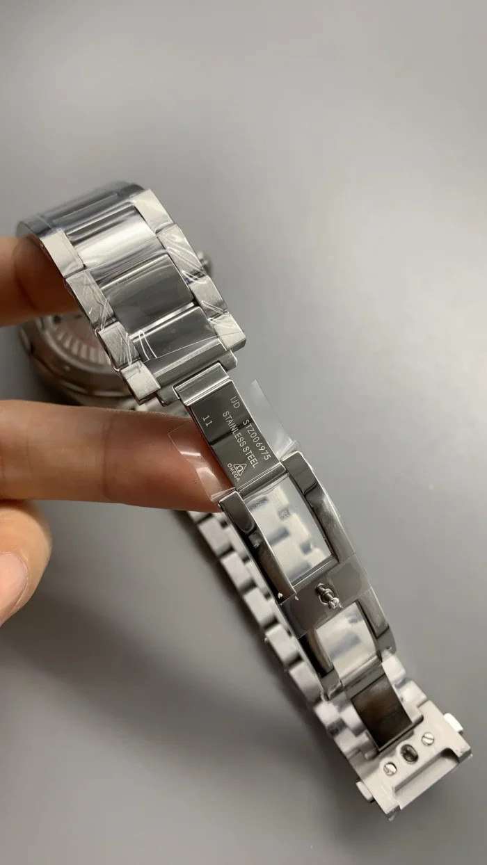 Seamaster 41mm case side profile with crown detail